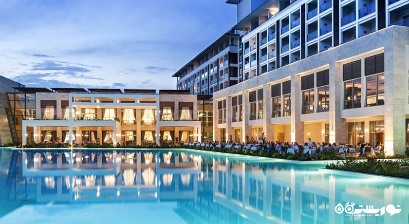 نمای هتل و استخر روباز